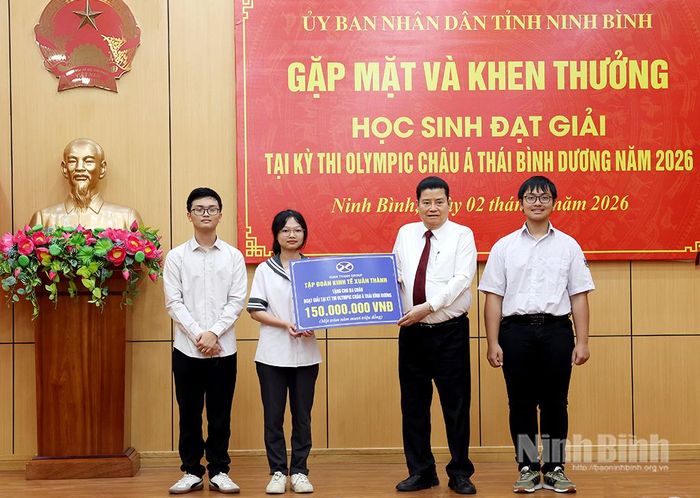 Ông Nguyễn Xuân Thành, Chủ tịch Tập đoàn Kinh tế Xuân Thành trao thưởng 150 triệu đồng cho 3 em học sinh đoạt giải.
