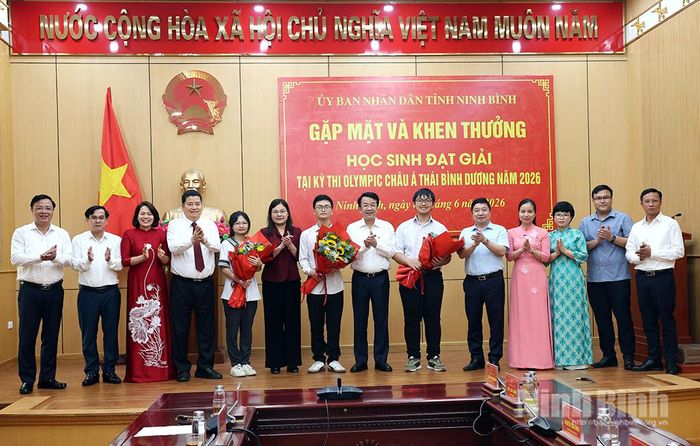 Các đại biểu chụp ảnh lưu niệm cùng các thầy, cô giáo và các em học sinh đạt giải.