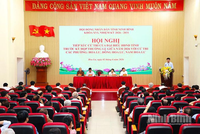 Quang cảnh hội nghị tiếp xúc cử tri.
