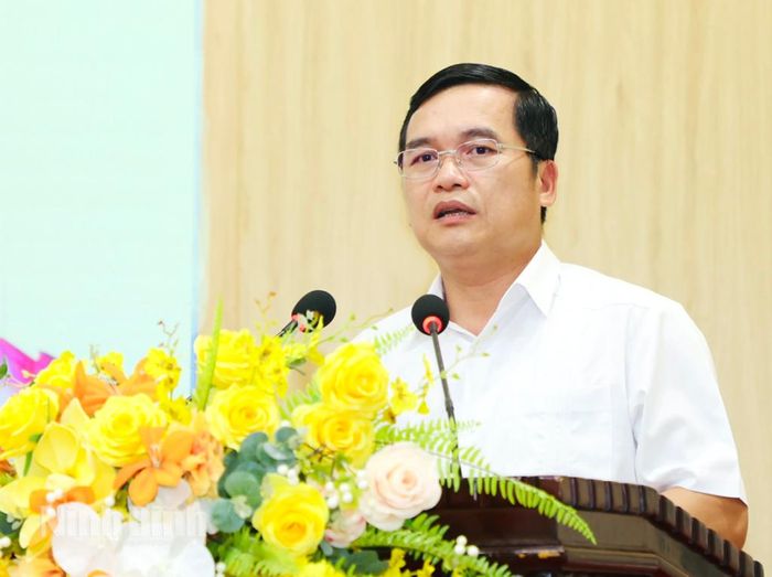 Đồng chí Nguyễn Văn Lượng, Ủy viên Ban Thường vụ Tỉnh ủy, Giám đốc Sở Xây dựng phát biểu tại hội nghị.