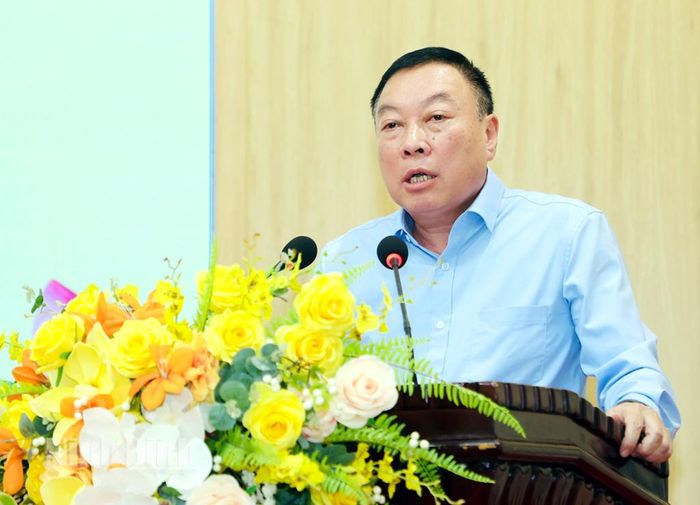 Đồng chí Đinh Văn Tiên, Ủy viên Ban Thường vụ Tỉnh ủy, Giám đốc Sở Nông nghiệp và Môi trường phát biểu tại hội nghị.