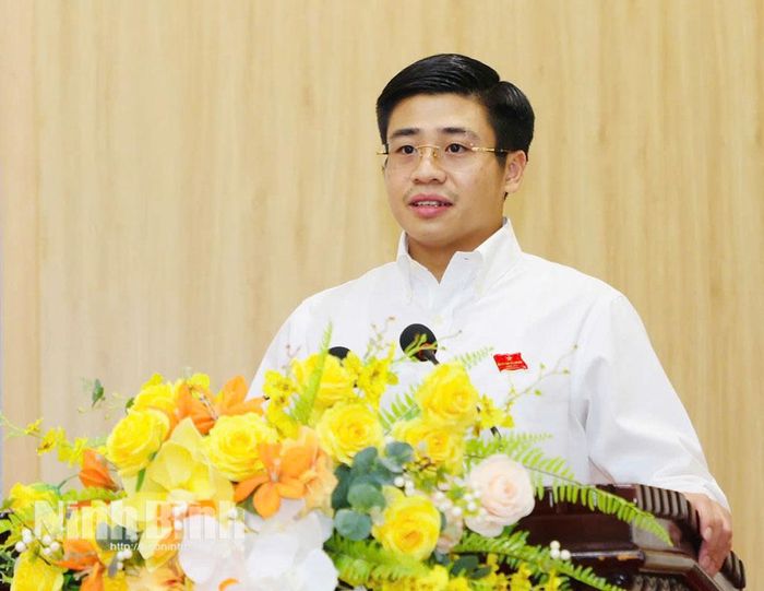 Ông Nguyễn Anh Tú, Phó Chủ tịch Hội đồng quản trị Công ty cổ phần liên doanh ô tô Huyndai Thành Công Việt Nam báo cáo kết quả giải quyết ý kiến, kiến nghị của cử tri tại hội nghị.