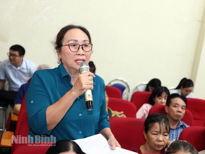 Đại diện cử tri nêu ý kiến, kiến nghị tại hội nghị.