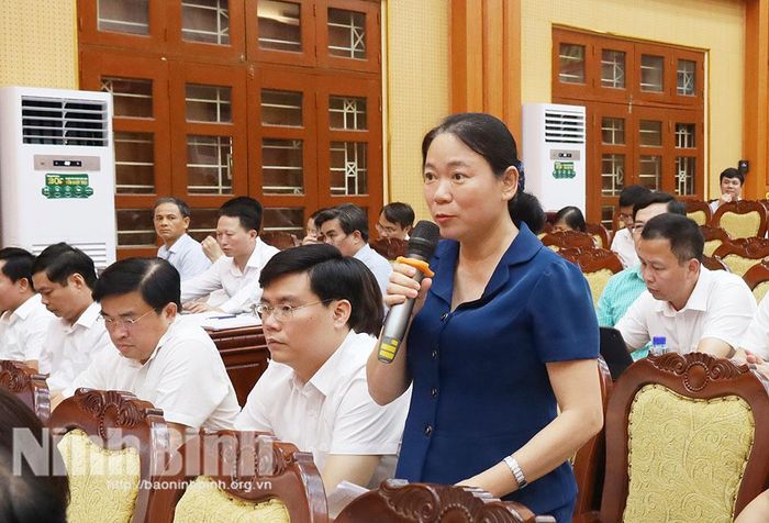 Lãnh đạo xã Vĩnh Trụ phát biểu tại hội nghị.