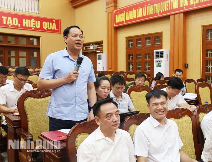 Lãnh đạo xã Bình Mỹ phát biểu tại hội nghị.