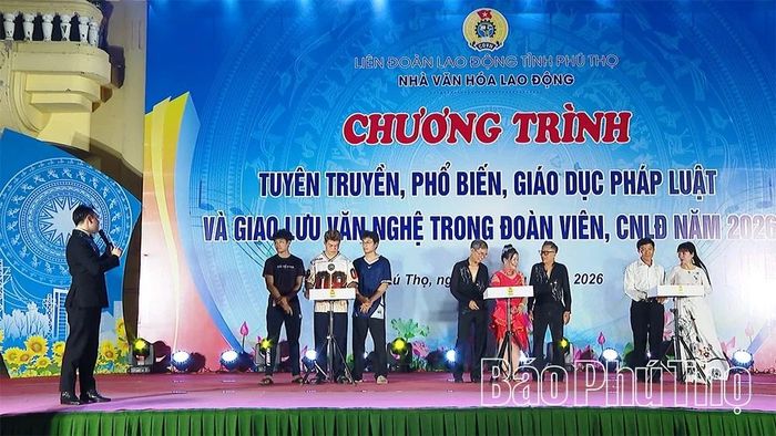 Các đội thi tham gia trả lời câu hỏi tuyên truyền, phổ biến giáo dục pháp luật.