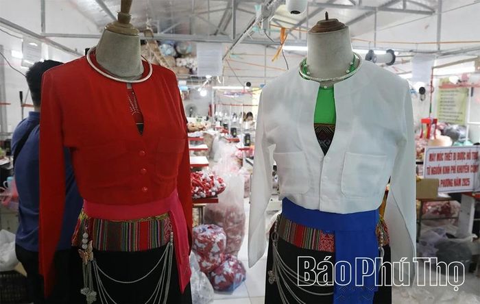 Chất liệu thổ cẩm của đồng bào Mường được HTX Vũ Điệp biến tấu thành những sản phẩm phục vụ khách du lịch.