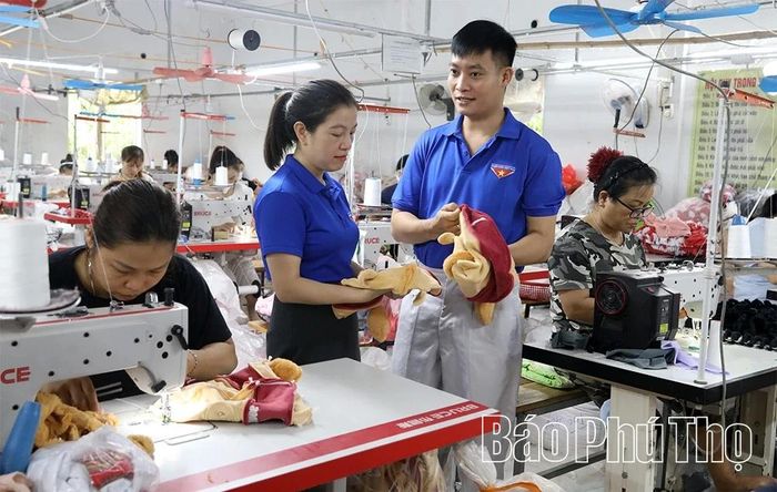 Anh Vũ Đăng Điệp chia sẻ mô hình của gia đình với Bí thư Đoàn thanh niên xã Tân Lạc.