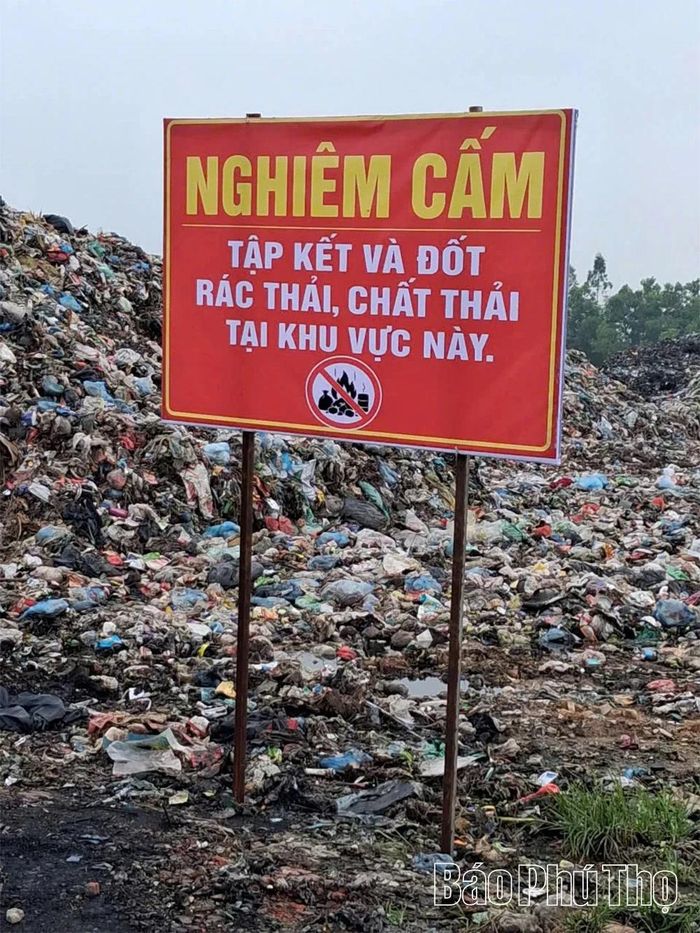 Hiện bãi tập kết rác thải sinh hoạt Đồng Lợ được phun khử khuẩn, cắm biển thông báo tạm đóng, yêu cầu người dân không tự ý tập kết rác thải tại đây.