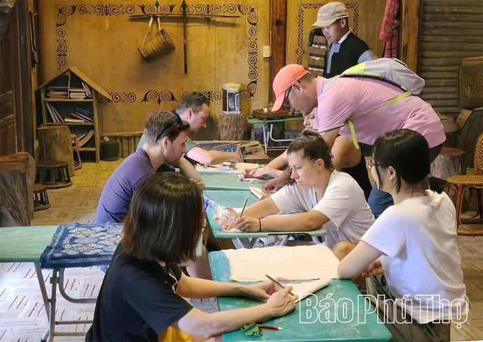 Các du khách trải nghiệm vẽ sáp ong và nhuộm chàm - những nét văn hóa truyền thống độc đáo của người Mông tại homstay A Páo