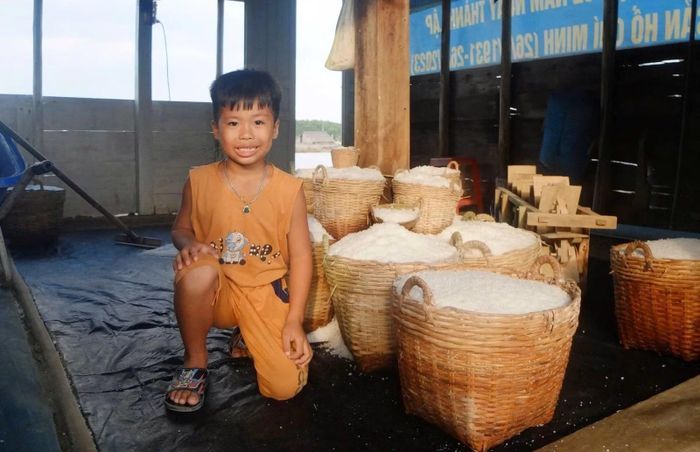 Nguyễn Quốc Khánh, bảy tuổi, diêm dân nhí của ấp đảo Thiềng Liềng.