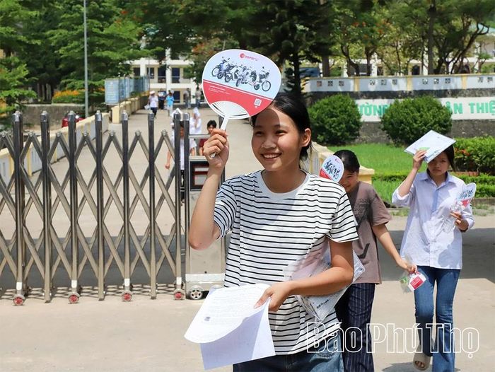 Theo đánh giá, đề thi môn toán bám sát chương trình học và kiến thức đã được ôn tập, giúp các em tự tin với kết quả làm bài của mình.