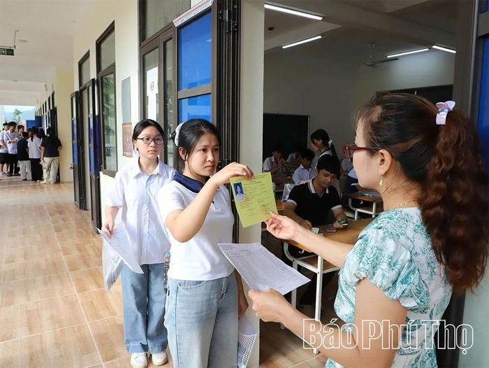 Đúng 7h15, các thí sinh được gọi vào phòng thi theo số báo danh.