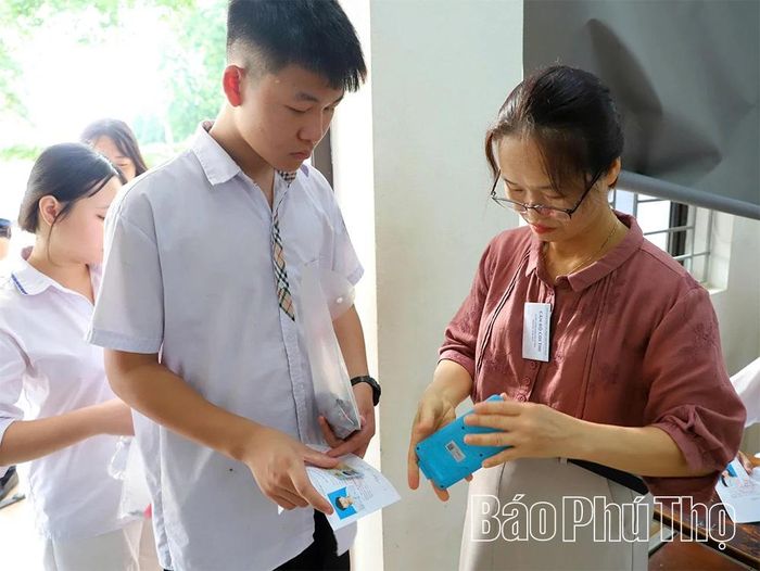 Cán bộ coi thi kiểm tra kỹ lưỡng, không để các thí sinh mang đồ dùng, đồ vật cấm vào phòng thi.