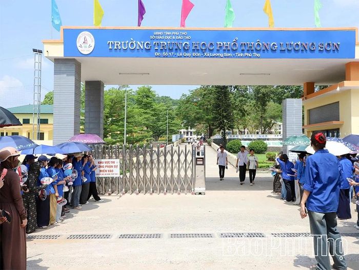 Sau 120 phút làm bài thi môn Toán, những thí sinh đầu tiên hoàn thành bài thi rời khỏi khu vực thi.