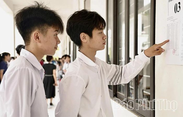 Thí sinh rà soát lại số báo danh của mình trước khi vào phòng thi.