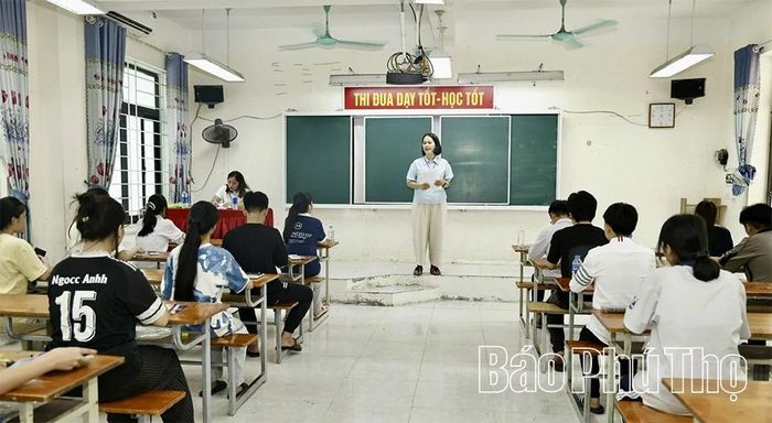 Cán bộ coi thi phổ biến lại quy chế thi cho các thí sinh tại Hội đồng coi thi THPT Nguyễn Thị Giang.