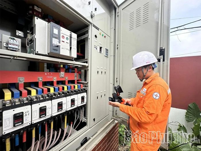 Tổ công tác của Điện lực Vĩnh Yên kiểm tra dòng điện và nhiệt độ của thiết bị tại Trạm biến áp phục vụ yêu cầu đảm bảo điện của các điểm thi