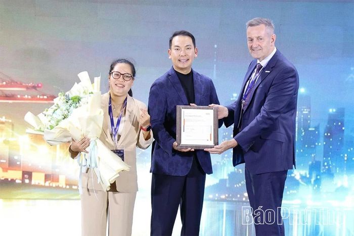Lãnh đạo Hiệp hội Bảo vệ tài sản vận chuyển châu Á (TAPA) trao Giấy chứng nhận TAPA FSR hạng A cho Việt Nam SuperPort.