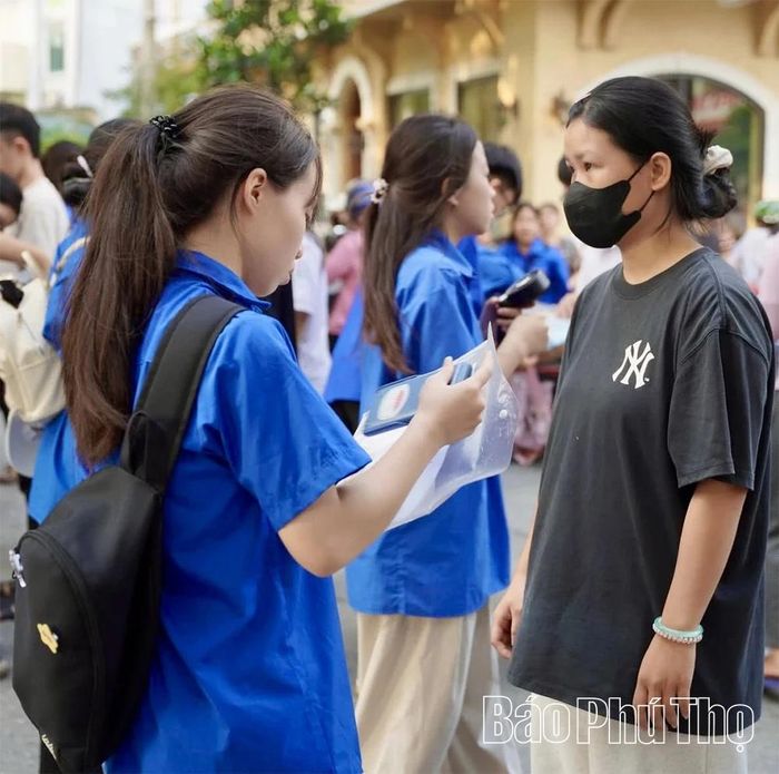 Thanh niên tình nguyện tại điểm thi Trường THPT Việt Trì hỗ trợ, hướng dẫn thí sinh.