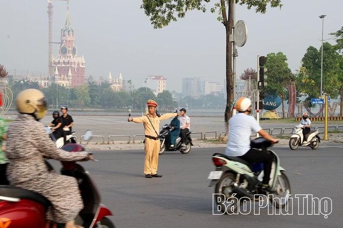 Lực lượng Công an phân luồng giao thông tại nút giao Nguyễn Tất Thành - Hai Bà Trưng, phường Việt Trì để tạo điều kiện tốt nhất cho thí sinh đến điểm thi an toàn.