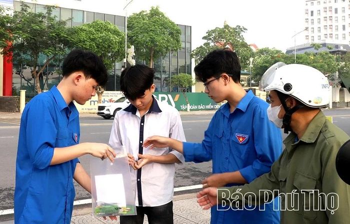 Các tình nguyện viên tận tình hỗ trợ thông tin, động viên tinh thần các “sĩ tử” vượt vũ môn.