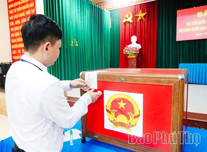 Hòm phiếu được niêm phong đúng quy định.