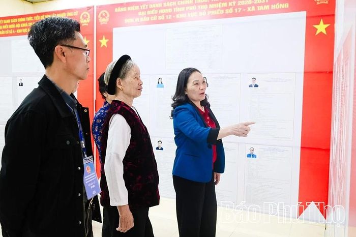 Cử tri xã Tam Hồng tìm hiểu thông tin các ứng cử viên đại biểu HĐND các cấp để lựa chọn những đại biểu đủ đức, đủ tài.