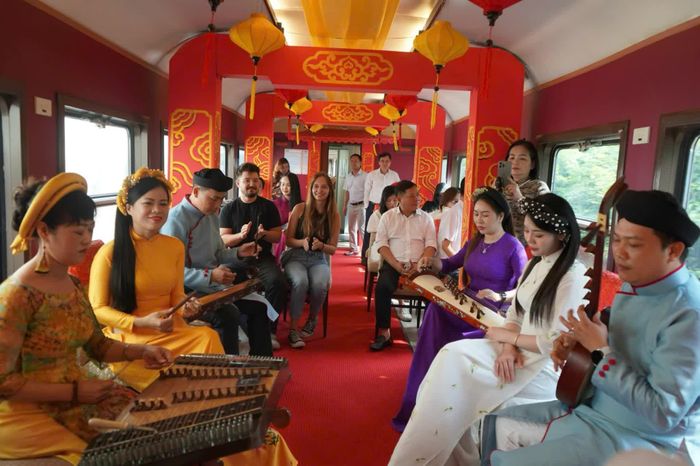 Du khách trải nghiệm chuyến tàu di sản Huế-Đà Nẵng - Ảnh: D.H