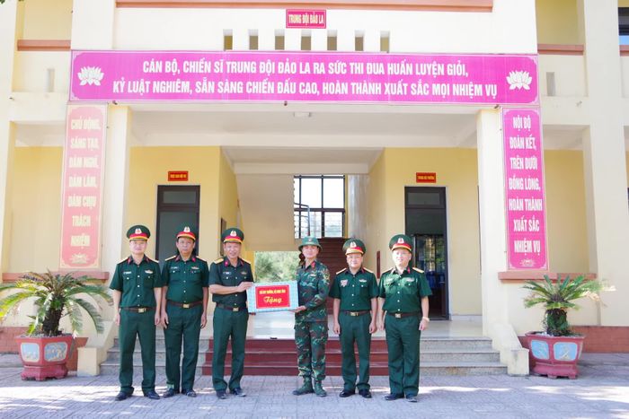 Đoàn công tác Bộ CHQS tỉnh do đồng chí đại tá Phan Thắng, Ủy viên Ban Thường vụ Tỉnh ủy, Chỉ huy trưởng Bộ CHQS tỉnh làm trưởng đoàn đến thăm, động viên, tặng quà cán bộ, chiến sĩ Trung đội hỗn hợp Đảo La - Ảnh: X.D