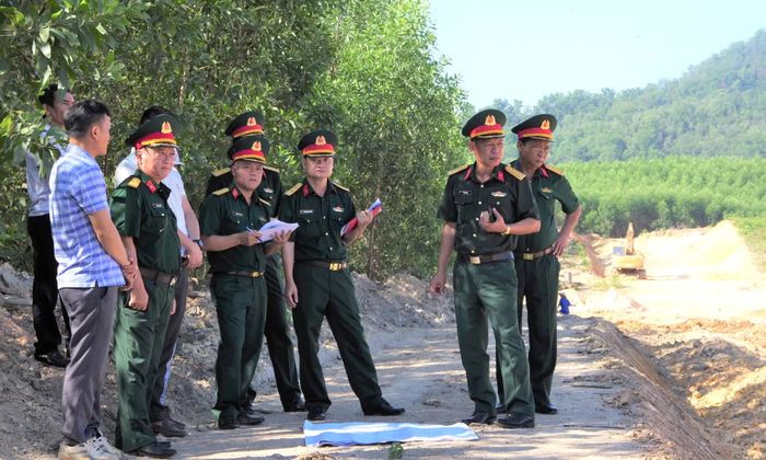 Đoàn công tác Bộ CHQS tỉnh do đồng chí đại tá Phan Thắng, Ủy viên Ban Thường vụ Tỉnh ủy, Chỉ huy trưởng Bộ CHQS tỉnh làm trưởng đoàn tiến hành kiểm tra công tác quản lý, sử dụng và xây dựng doanh trại tại các cơ quan, đơn vị trong lực lượng vũ trang tỉnh - Ảnh: X.D