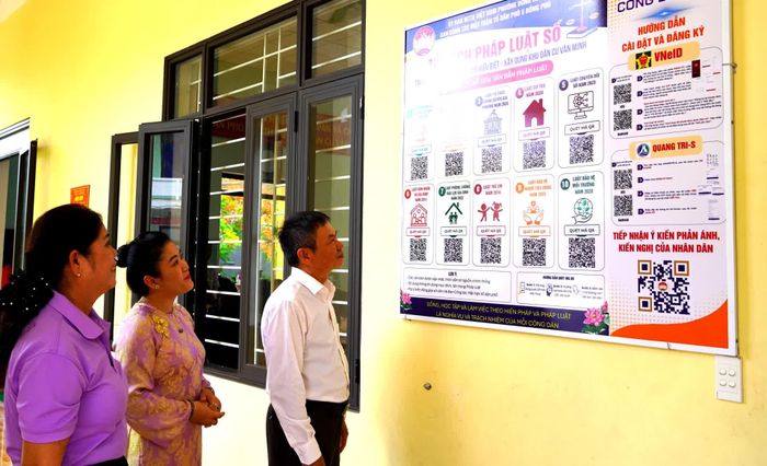 Các mã QR cập nhật các tiện ích được niêm yết tại nhà văn hóa tổ dân phố 5, nâng cao chất lượng phục vụ Nhân dân - Ảnh: H.Tr
