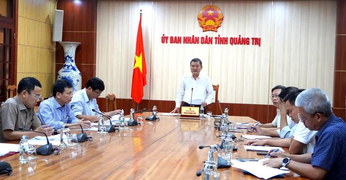 Đồng chí Phó Chủ tịch UBND tỉnh Phan Phong Phú điều hành buổi làm việc - Ảnh: H.Tr