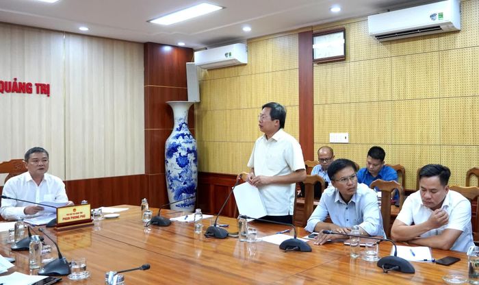 Đại diện lãnh đạo Ban QLDA ĐTXD tỉnh báo cáo tình thực hiện các dự án - Ảnh: H.Tr