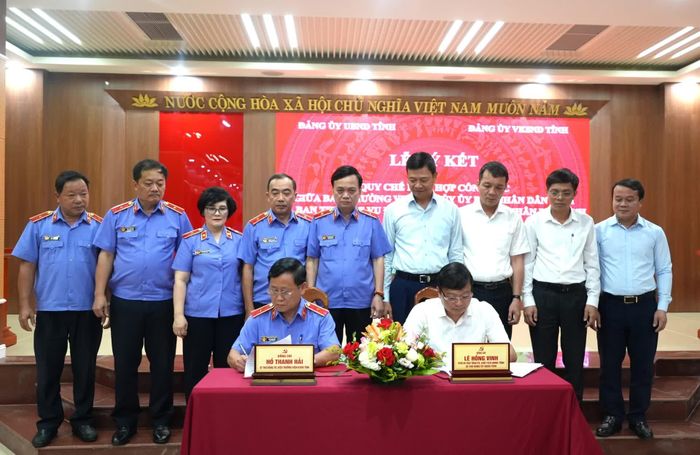 Đồng chí Lê Hồng Vinh, Phó Bí thư Tỉnh ủy, Chủ tịch UBND tỉnh, Bí thư Đảng ủy UBND tỉnh và đồng chí Hồ Thanh Hải, Bí thư Đảng ủy, Viện trưởng Viện KSND tỉnh ký kết quy chế phối hợp công tác - Ảnh: T.Đ