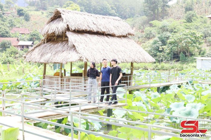 Anh Tòng Đức Nhân (ở giữa) giới thiệu khu du lịch sinh thái với khách tham quan.