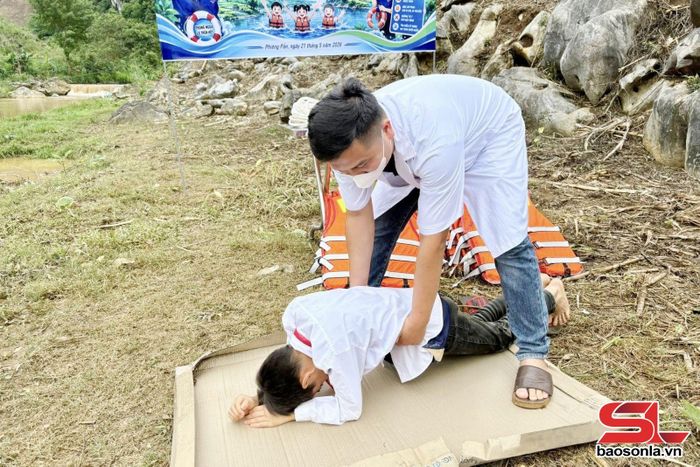 Cán bộ Trạm Y tế xã Phiêng Pằn hướng dẫn sơ cứu trẻ bị đuối nước.Ảnh Giàng Lạnh (CTV)