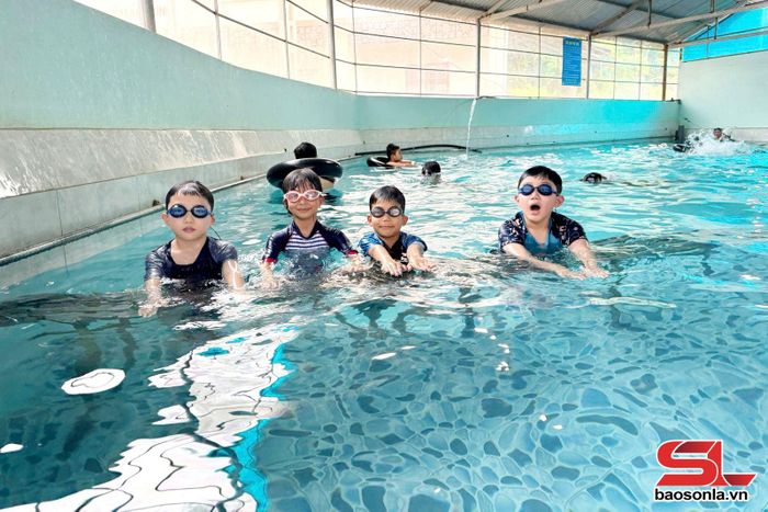 Trẻ tập bơi tại bể bơi nước nóng Sơn Khè, phường Chiềng Cơi.