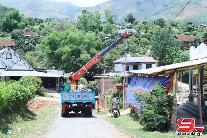 Lắp đặt hệ thống đèn chiếu sáng năng lượng mặt trời tại bản Pản, xã Huổi Một.