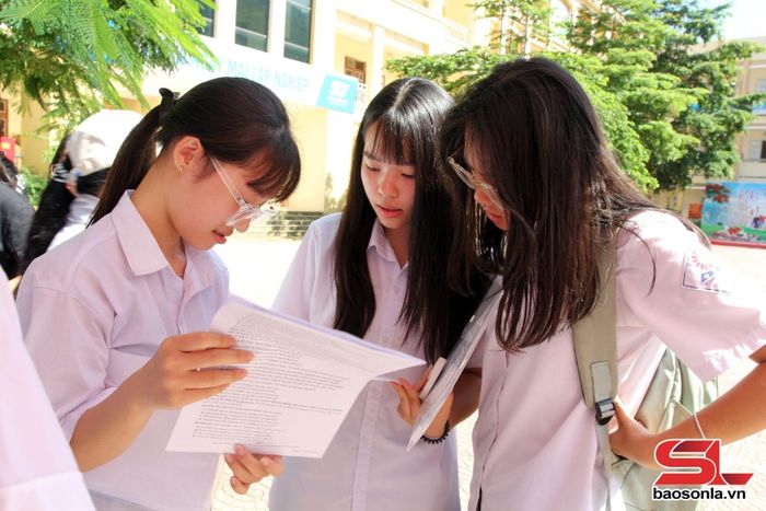 Các thí sinh trao đổi về kết quả bài thi.