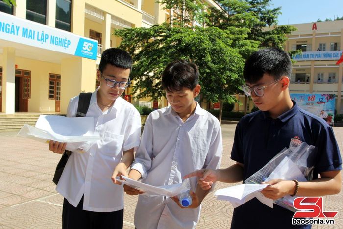 Các thí sinh trao đổi về đề thi.