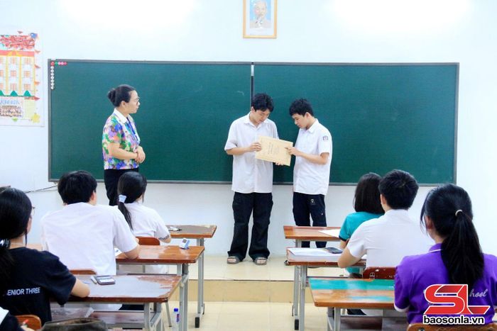 Thí sinh kiểm tra niêm phong đề thi.