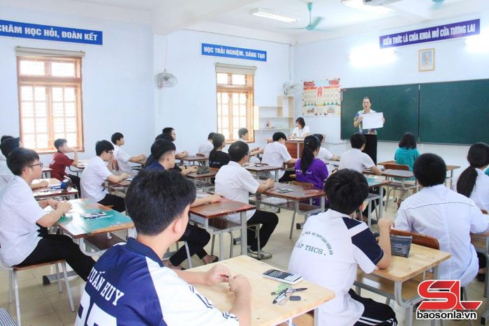 Giám thị phổ biến quy chế thi.