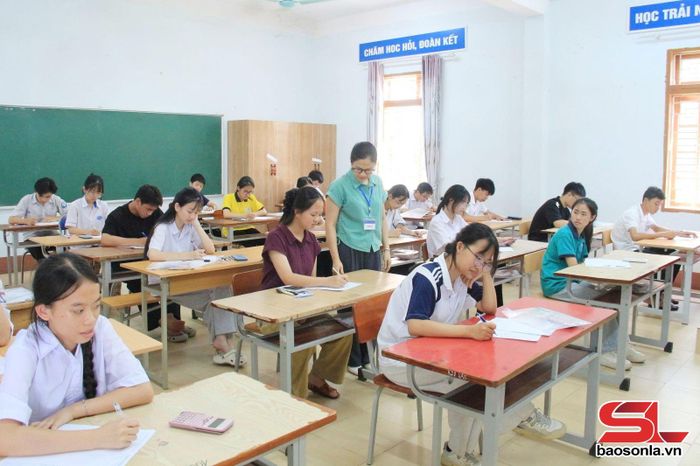 Hướng dẫn thí sinh viết giấy thi.