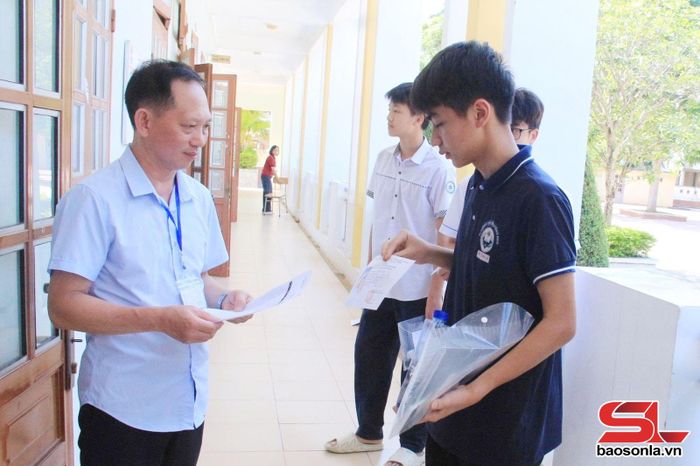 Giám thị gọi thí sinh vào phòng thi.