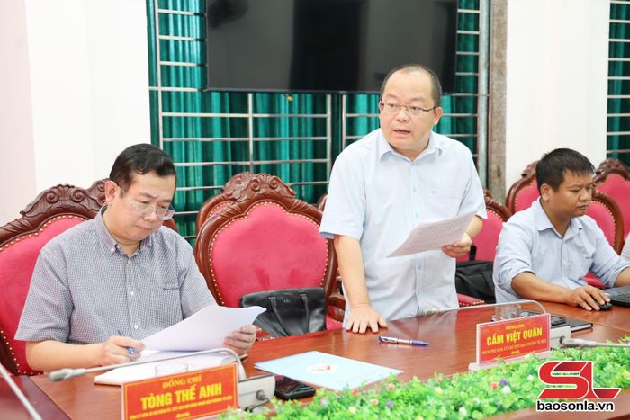 Lãnh đạo UBND phường Tô Hiệu báo cáo tại cuộc làm việc.