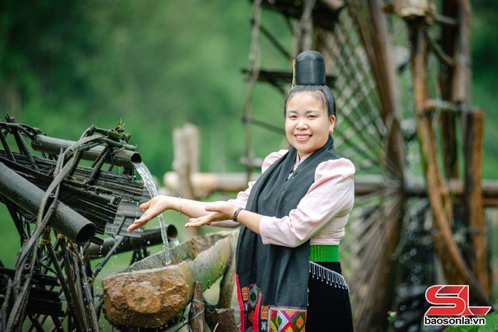 Người phụ nữ Thái bên những cọn nước.