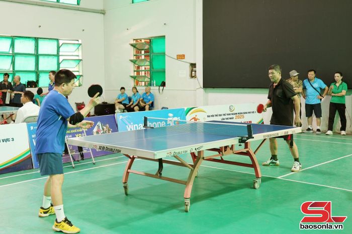 Thi đấu bóng bàn tại Giải thể thao Người cao tuổi tỉnh Sơn La năm 2026.