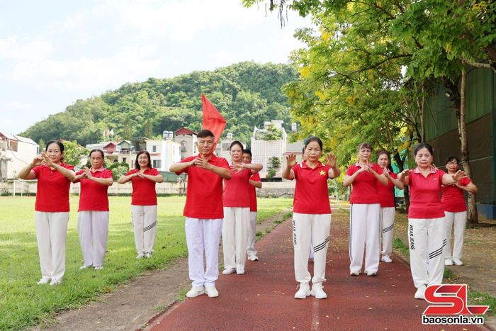 Một buổi tập của CLB dân vũ, văn nghệ, bóng chuyền hơi, dưỡng sinh tổ 3 Quyết Thắng, phường Tô Hiệu