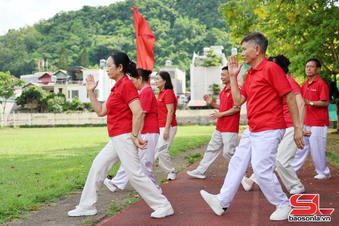 Các thành viên CLB tập bài thể dục dưỡng sinh